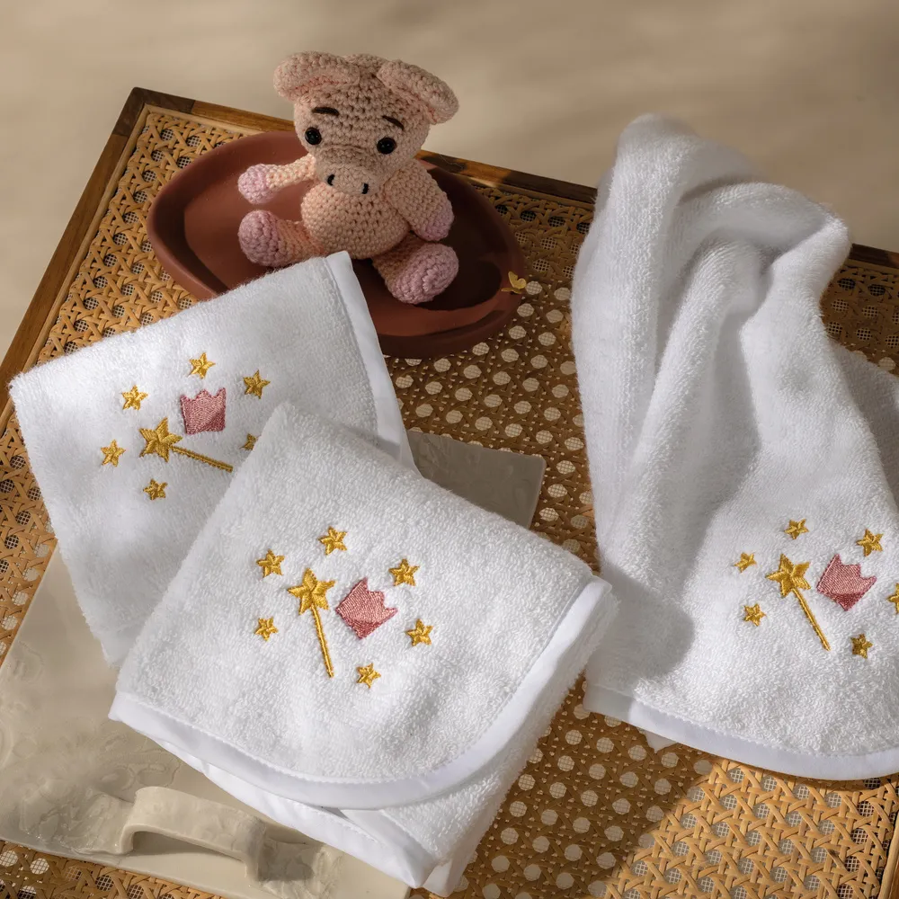 Kit 3 Fraldas de Boca Ninnola Trussardi – fraldas brancas bordadas com varinha, coroa rosa e estrelas douradas