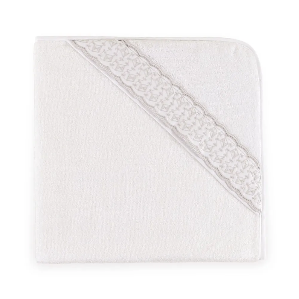 Toalha de Banho com Capuz Aquilone Trussardi – vista de cima da toalha branca com faixa de renda na diagonal