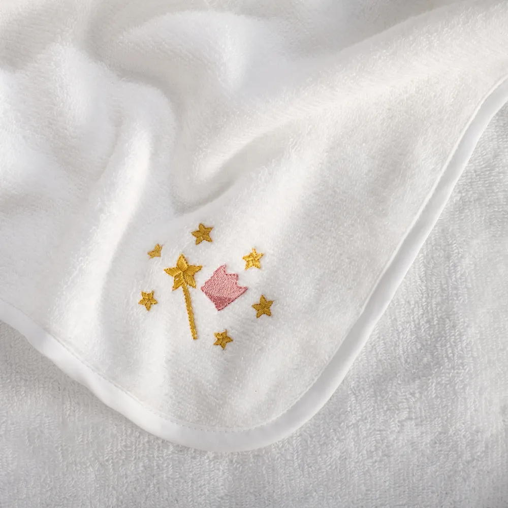 Kit 3 Fraldas de Boca Ninnola Trussardi – detalhe do bordado de varinha, coroa rosa e estrelas na fralda branca