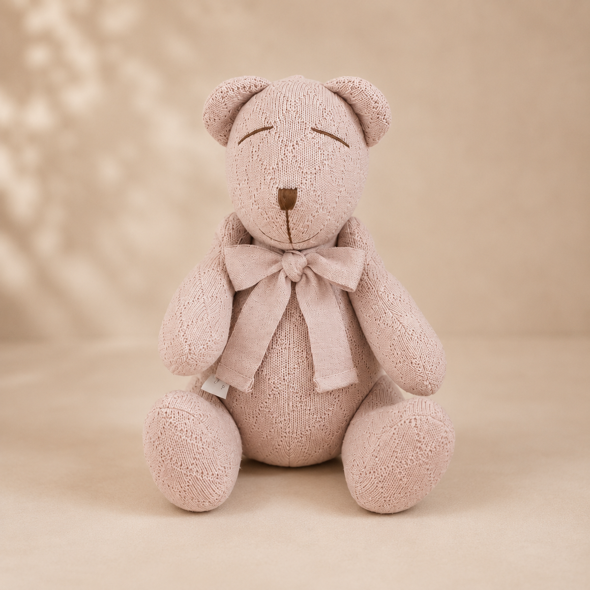 Urso Decorativo Nino em Trico - Rosê Una - 79083263019866 - Imagem 1
