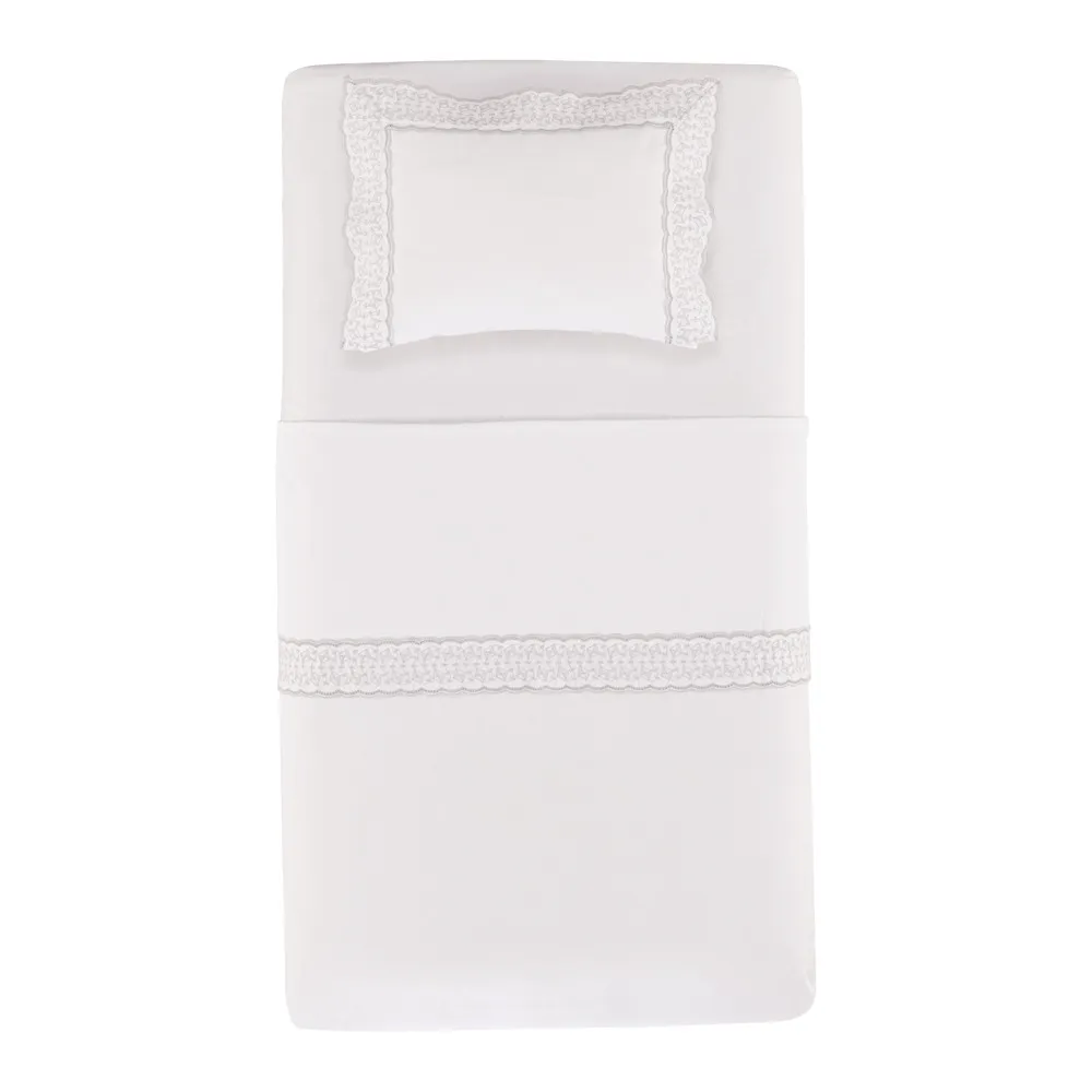 Jogo de Lençol 3 Peças Berço Aquilone Branco Trussardi – peças brancas vistas de cima, com fronha e barra bordada