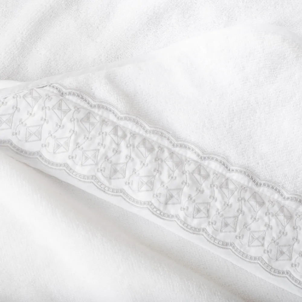 Toalha de Banho com Capuz Aquilone Trussardi – detalhe da renda bordada em cinza e branco no capuz